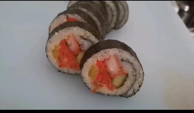 做寿司的方法和步骤视频（寿司制作教程视频）