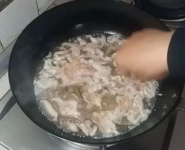 香菇炒肉的做法步骤（木耳香菇炒肉的做法）