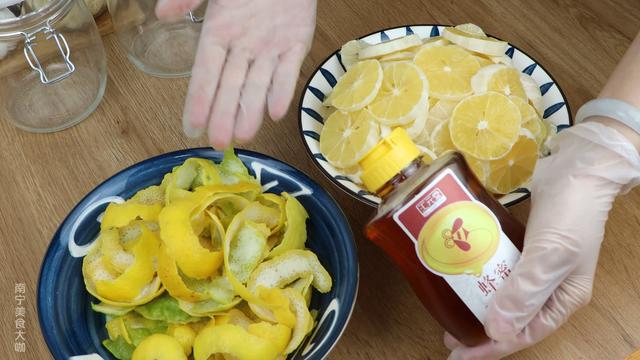 手打柠檬茶的做法和配方（百香果柠檬茶的做法和配方）